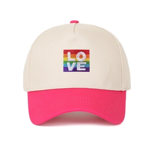 Dettaglio del cappello multicolore con ricamo LOVE arcobaleno e trama in tela di cotone