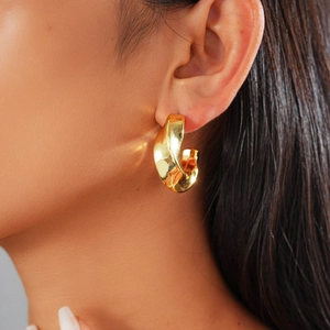 Lot de 20 paires de boucles d'oreilles créoles dorées géométriques au fini poli chic