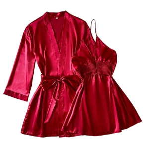 Ensemble de nuit deux pièces en satin rouge élégant avec dentelle et peignoir assorti