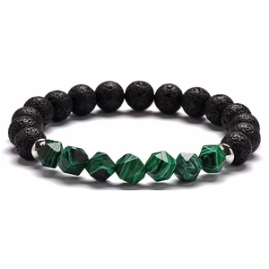 Dettaglio di perline in pietra lavica nera e malachite verde con distanziatori