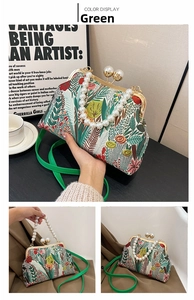 Detail der vintage Blumentickerei Handtasche mit Perlengriff und grünem Gurt