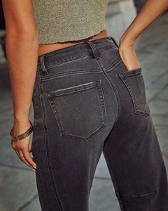 Dettaglio delle tasche posteriori e cuciture in vita sui jeans grigio scuro a gamba dritta