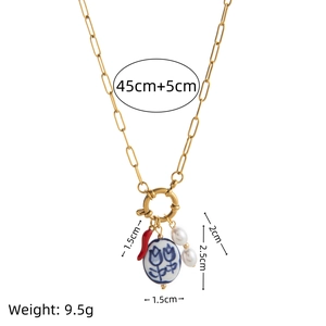 Collier vintage plaqué or 18K avec piment, perle en porcelaine et pendentifs perles blanches