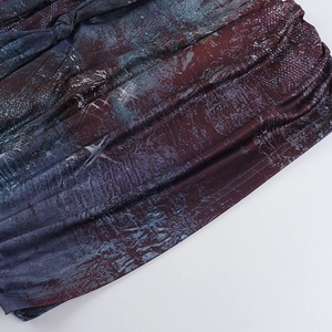 Détail du tissu torsadé avec imprimé marbre coloré et coutures plates de haute qualité