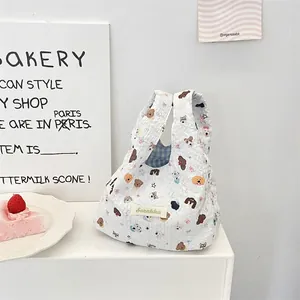 Detailansicht der weißen gesteppten Tasche mit Cartoon-Hunden und Sozakka-Webetikett