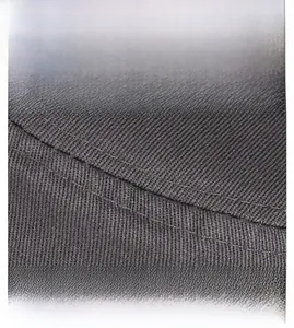 Nahaufnahme der präzisen Nähte am dunkelgrauen Stoff einer Herren Outdoor Flatcap