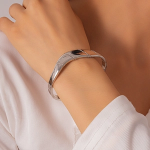 Détail macro d'un bracelet géométrique argenté avec cristaux incrustés sur le poignet