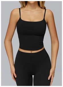 Ensemble de sport noir brossé avec brassière à fines bretelles et legging de yoga