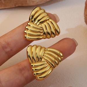 Orecchini geometrici a triangolo color oro con texture a pieghe per donna