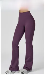 Détail du pantalon de yoga taille haute violet foncé avec coupe évasée et fini mat