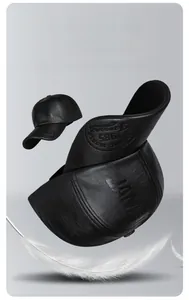 Détail de la casquette de baseball en cuir PU noir avec texte JAMES gaufré et thermique