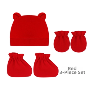 Détail de l'ensemble 3 pièces rouge pour nouveau-né avec bonnet à oreilles d'ours