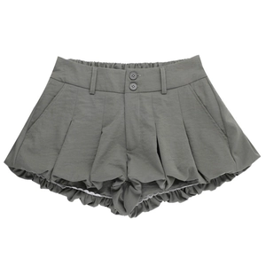 Detailansicht der Retro-Puff-Shorts mit Doppelknopfverschluss und weißem Spitzenbesatz