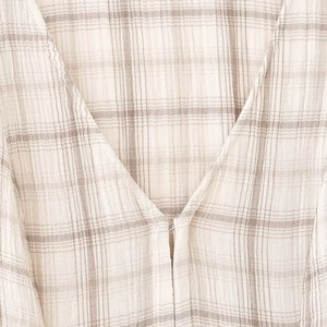 Robe à carreaux pour femmes avec col en V et manches longues en tissu beige léger