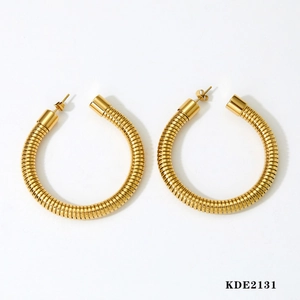 Boucles d'oreilles créoles dorées en acier inoxydable avec texture chaîne serpent