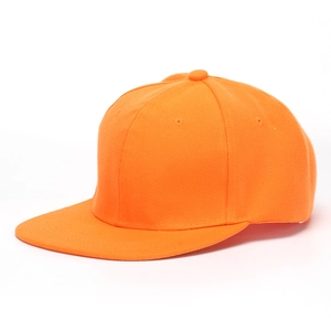 Détail d'une casquette snapback orange vif à bord plat en tissu de coton sergé de qualité