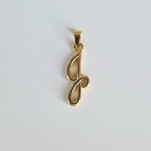 Détail d'un pendentif monogramme en acier inoxydable plaqué or 18 carats de style cursif