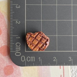 Nahaufnahme eines Miniatur-Steak-Modells aus Harz mit realistischer Textur und Maßen
