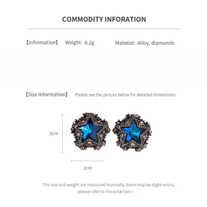 Dettaglio degli orecchini a stella con strass blu, dimensioni 2 cm e perni in argento