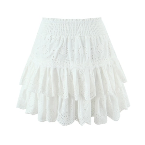 Jupe courte à volants en broderie anglaise blanche avec taille élastique sur fond uni