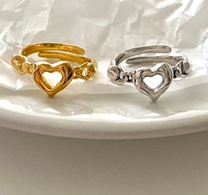 Close-up of S925 sterling silver heart rings with chain band in gold and silver finish