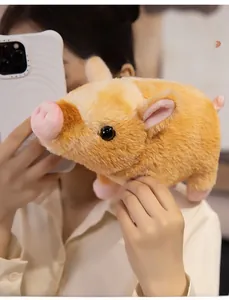 Gros plan d'une peluche de cochon mignon orange et jaune en tissu très doux