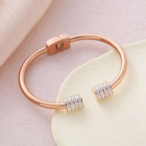 Bracelet jonc cylindrique en or rose avec pavé de zircons étincelants et ouverture