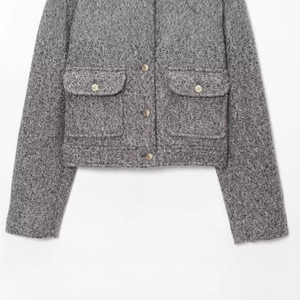 Veste en tweed gris avec boutons dorés et poches vue détaillée de l'avant