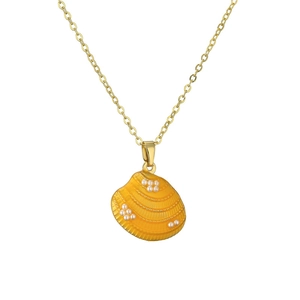 Collar con colgante de concha bañada en oro con esmalte y perlas sobre fondo blanco