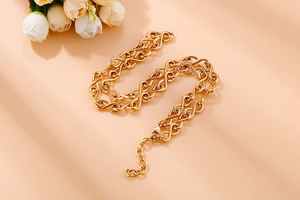 Dettaglio della collana a maglie infinity oro con chiusura a moschettone ed estensione