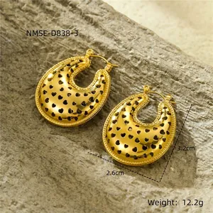 Detail of gold U-shaped hollow heart earrings with 3.2cm height and 2.6cm width