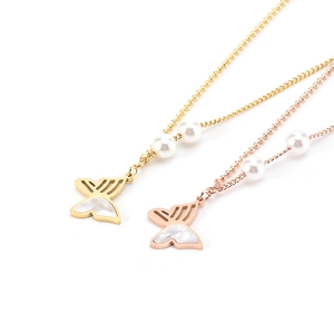 Elegante collana a farfalla con intarsio in conchiglia e perle in oro e oro rosa