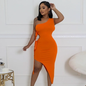 Détail de la robe en maille orange à une épaule avec découpe taille et cordon de serrage