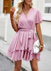 Détail de la robe courte rose à col en V avec volants superposés et ceinture