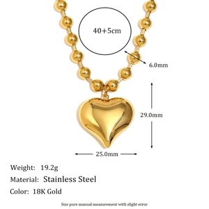 Collier à perles avec pendentif cœur en acier plaqué or 18K et détails des dimensions