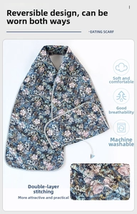 Détail du bavoir floral montrant le tissu double couche et les coutures de qualité