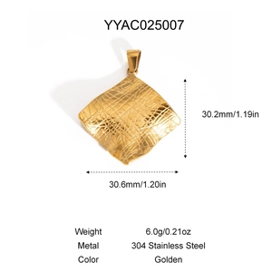 Gros plan d'un pendentif carré doré en acier inoxydable 304 avec texture gaufrée