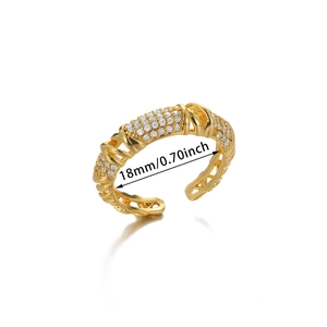Dettaglio macro dell'anello dorato con zirconi e misura del diametro interno di 18 mm