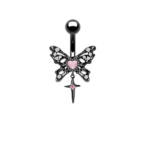 Détail du piercing de nombril papillon noir avec cœur rose et étoile pendante
