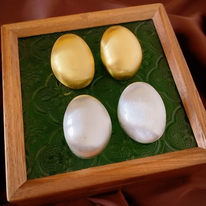 Orecchini ovali vintage francesi in oro e argento con una trama in metallo spazzolato