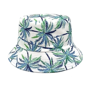 Dettaglio del motivo a palme tropicali e trama della tela sul cappello a secchiello bianco