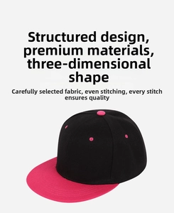 Dettaglio del cappellino baseball nero e rosa con visiera piatta, cuciture e fori traspiranti
