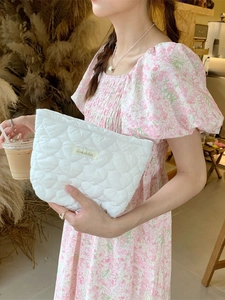 Quilted heart pattern makeup bag in white, stylish large clutch bag for daily use