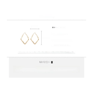 Macro detail of gold geometric diamond earrings with dimensions and material specifications