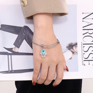 Dettaglio del bracciale argento regolabile con ciondolo Mano di Fatima e strass blu