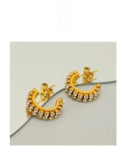 Vue détaillée des boucles d'oreilles C dorées avec double rangée de strass étincelants