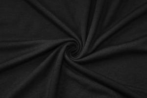 Gros plan sur la texture du tricot noir montrant les plis et les détails du tissu