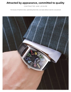 Orologio uomo tonneau argento con numeri colorati e cinturino in pelle nera su sfondo lifestyle