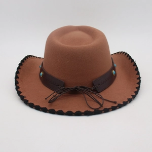 Dettaglio cappello cowboy in feltro marrone con perle turchesi e tesa cucita