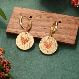 Boucles d'oreilles dorées texturées avec cœur central en zircons orange élégants